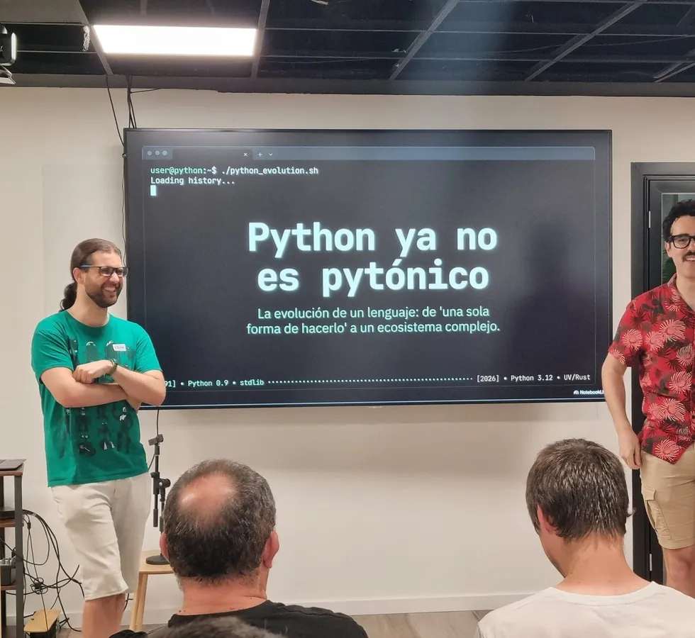 Ponentes durante una charla de Python Valencia